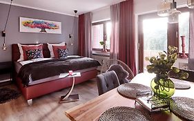 KATARINAS HOUSE mit 2 FeWo stilvoll, gemütlich&zentral Boxspringbett, Parkplatz, Balkon oder Garten